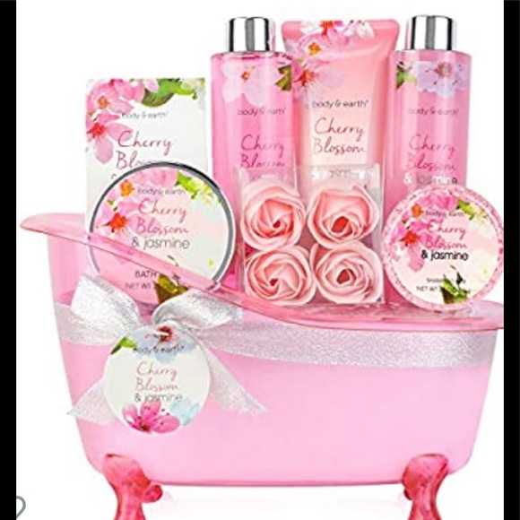 Other - Bath&Earth 8 piece gift basket